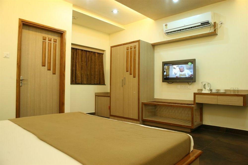 Hotel Trimoorti Колката Екстер'єр фото