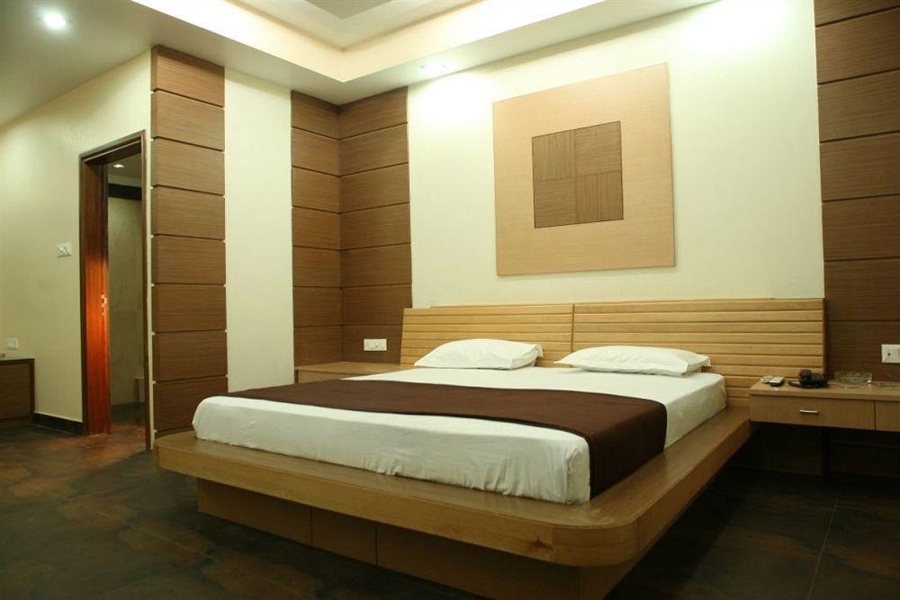 Hotel Trimoorti Колката Екстер'єр фото