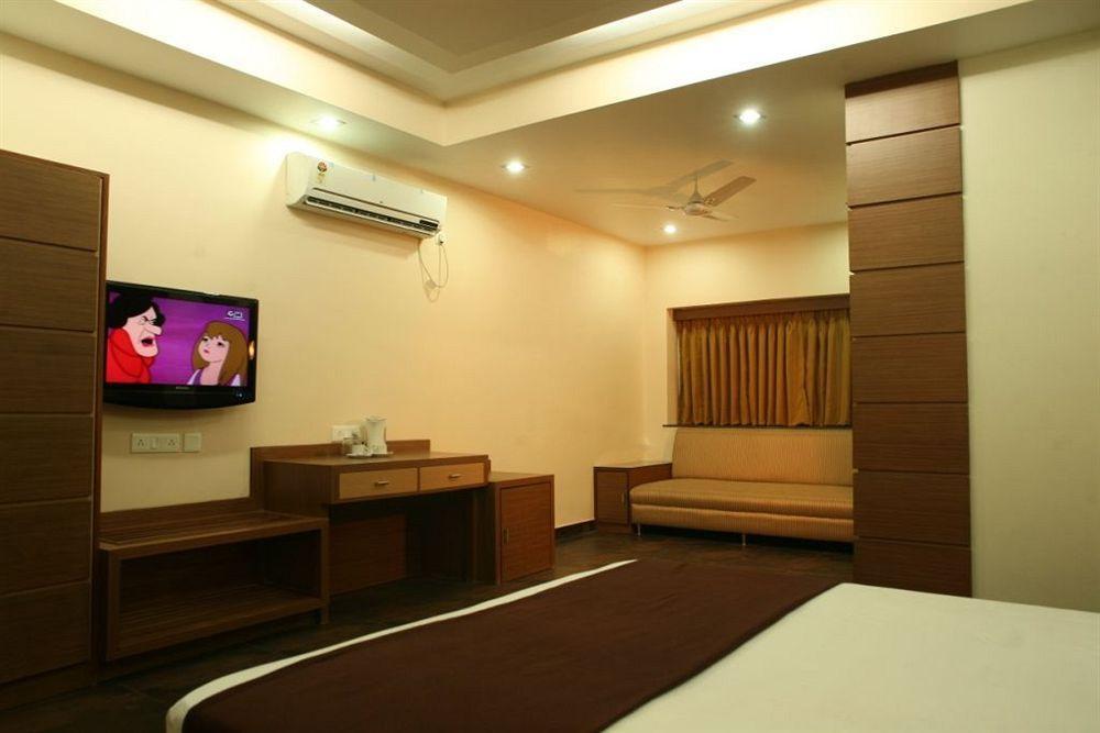 Hotel Trimoorti Колката Екстер'єр фото