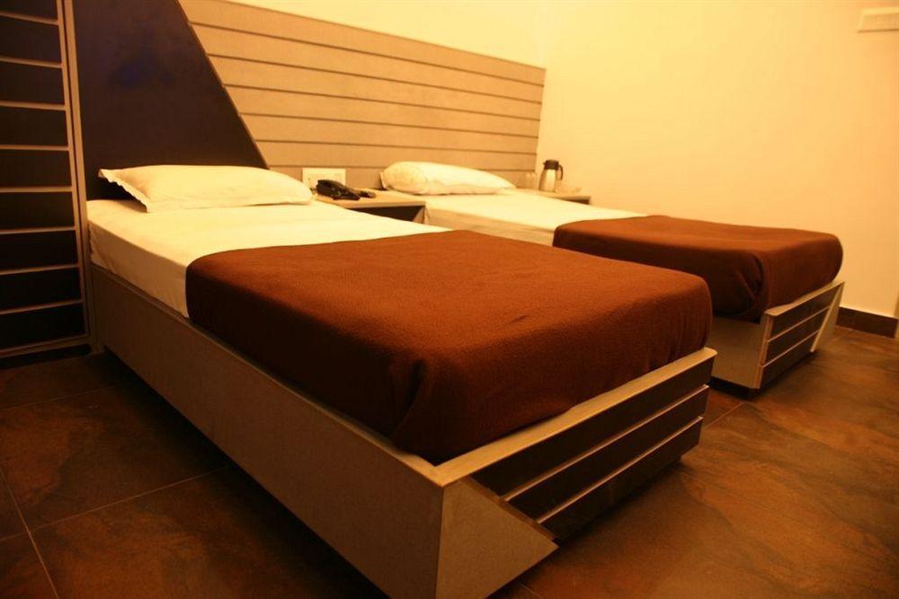 Hotel Trimoorti Колката Екстер'єр фото