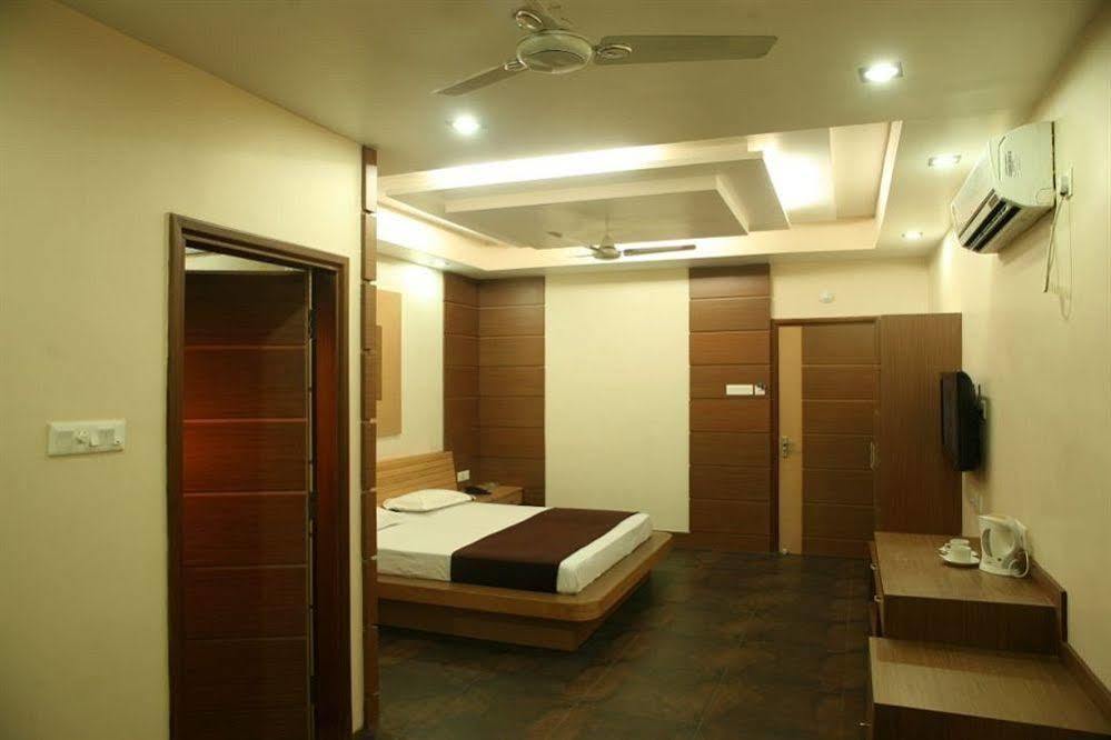 Hotel Trimoorti Колката Екстер'єр фото