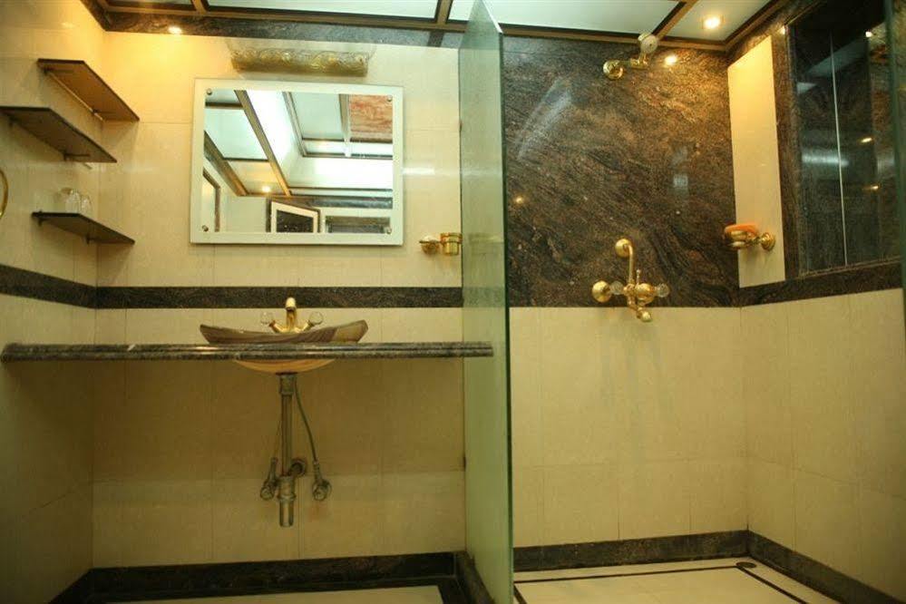 Hotel Trimoorti Колката Екстер'єр фото