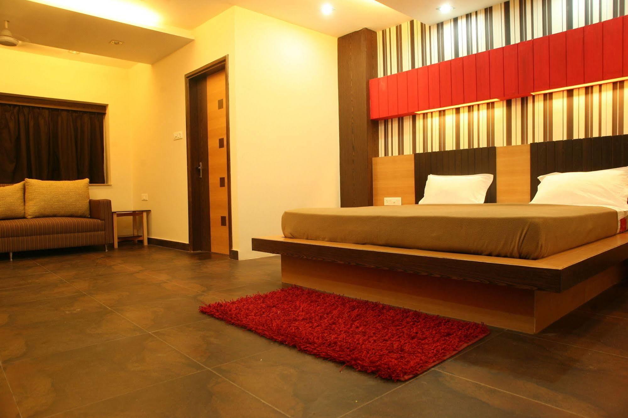 Hotel Trimoorti Колката Екстер'єр фото