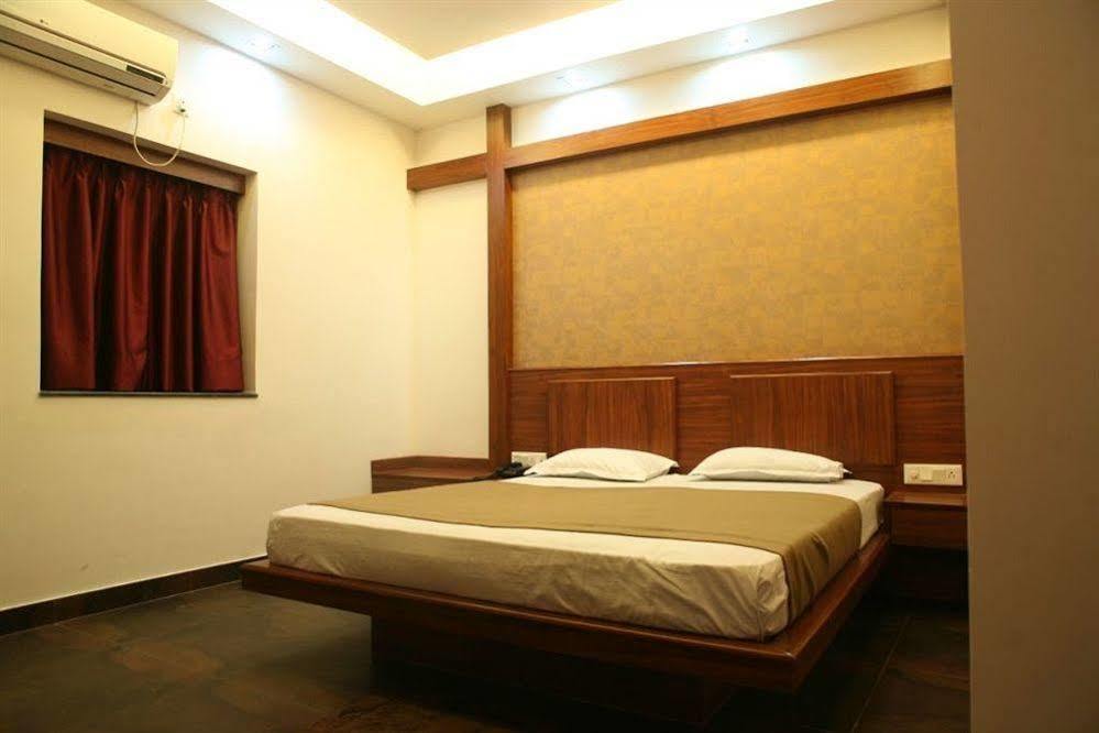 Hotel Trimoorti Колката Екстер'єр фото
