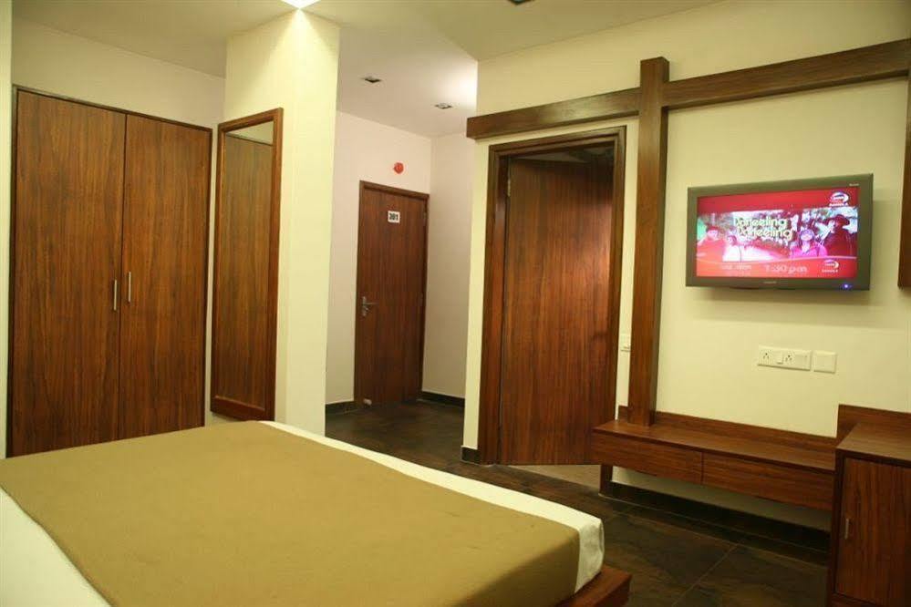 Hotel Trimoorti Колката Екстер'єр фото