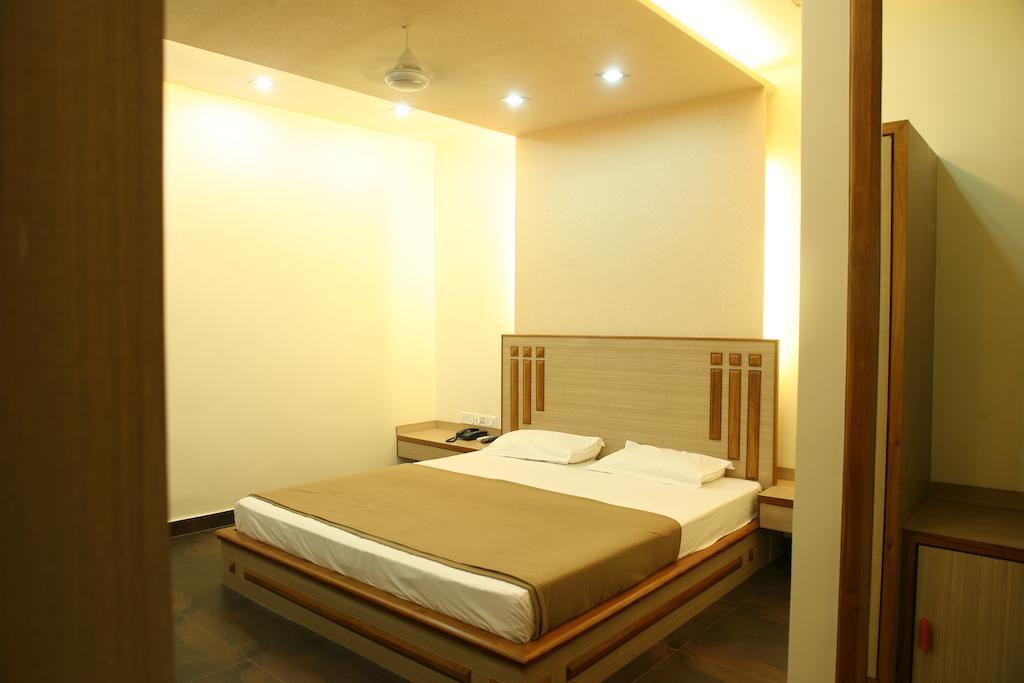 Hotel Trimoorti Колката Екстер'єр фото