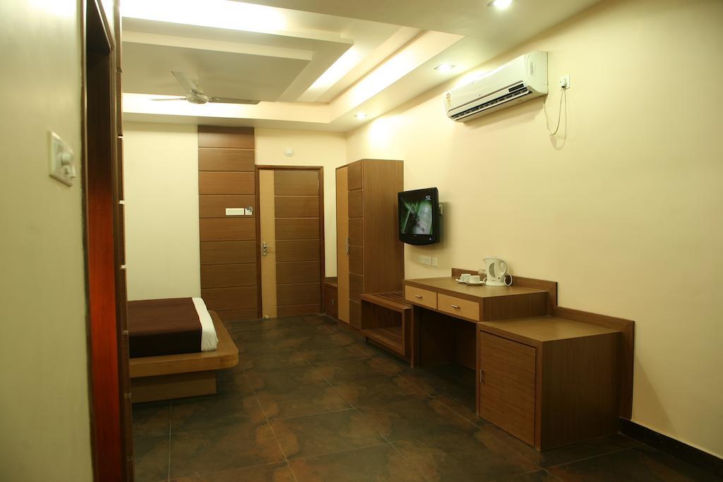 Hotel Trimoorti Колката Номер фото
